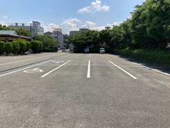 大阪市立小林斎場の特徴2 大型無料駐車場完備