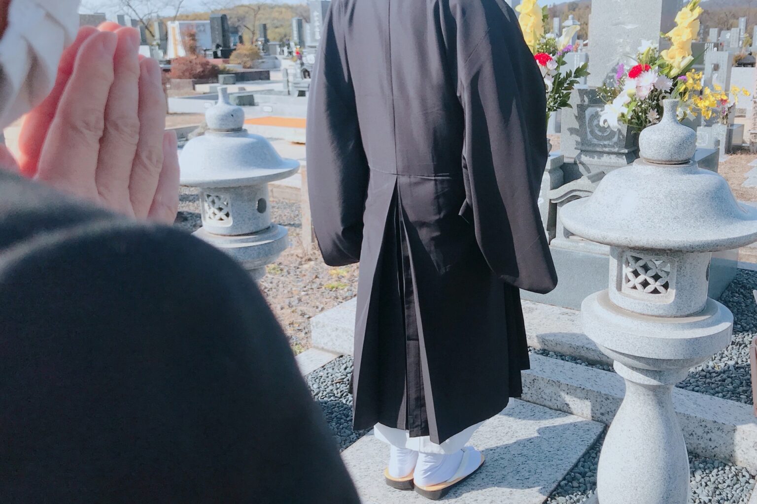 一周忌とは？お供えやお布施などのマナー - 家族葬・葬儀なら大阪市民葬センター｜大阪市・堺市の斎場で格安費用のお葬式