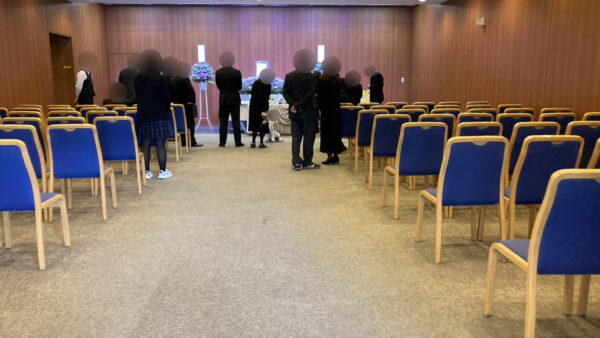 大阪市立鶴見斎場で行う家族葬｜大式場を利用した無宗教一日葬の実例と費用のご案内