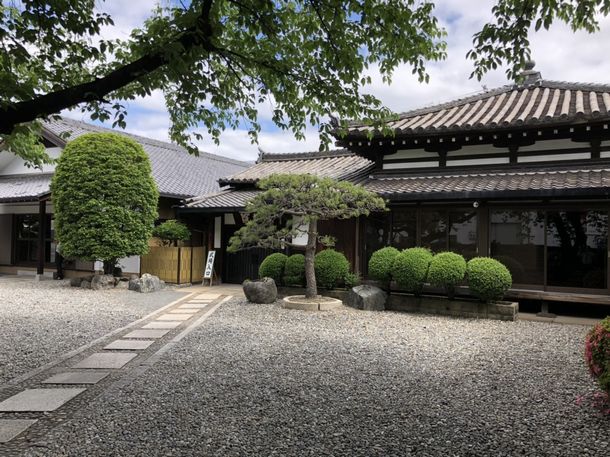 月江院会館の正面玄関